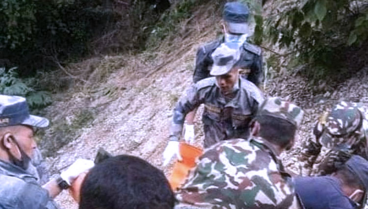 Petugas penyelamat dan penduduk setempat bekerja di lokasi kecelakaan bus penumpang di distrik Mugu, Nepal. (FOTO: BBC/EPA)