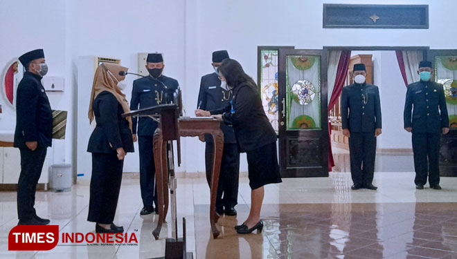 Acara pengukuhan drg Ratnawati sebagai pejabat defenitif Direktur RSUD dr Sayidiman Magetan, Rabu (13/10/2021). (Foto: M Kilat Adinugroho/TIMES Indonesia)