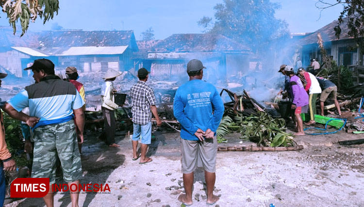 Puing-puing bangunan dua rumah warga Dusun Ngampon, Desa Tenggerejo, Kecamatan Kedungpring, Kabupaten Lamongan, yang dilanda kebakaran, Rabu (13/10/2021). (FOTO: MFA Rohmatillah/TIMES Indonesia)