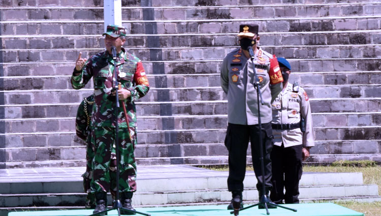 Pangdam XVIII/Kasuari dan Kapolda Papua Barat memimpin apel gelar pasukan dalam rangka kunjungan kerja Wakil Presiden Republik Indonesia, K.H. Ma'ruf Amin. (FOTO: Dok. Kodam XVIII Kasuari). 