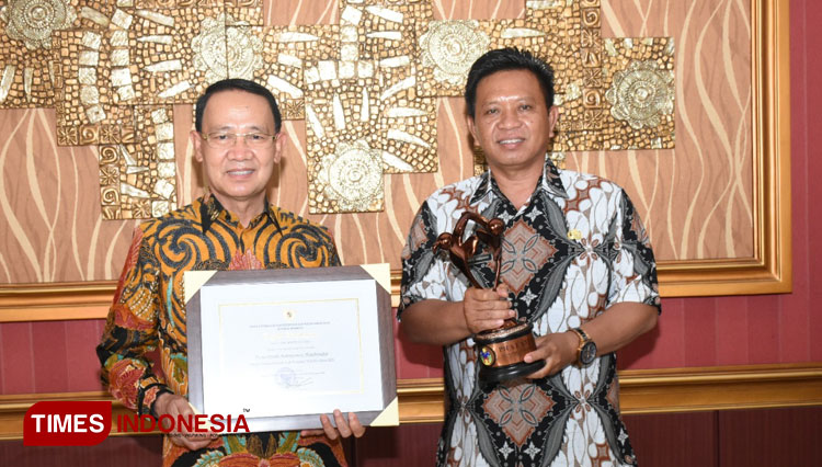 Bupati dan Wakil Bupati Majalengka, Karna Sobahi - Tarsono D Mardiana menerima penghargaan Anugrah Parahita Ekapraya (APE) Tahun 2021. (Foto: Diskominfo Majalengka for TIMES Indonesia)