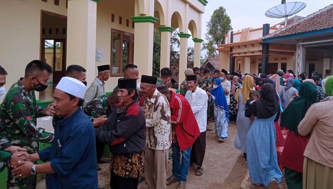 Tangis Haru Warga Warnai Perpisahan Tim Satgas TMMD ke-112 Kodim 0617/Majalengka