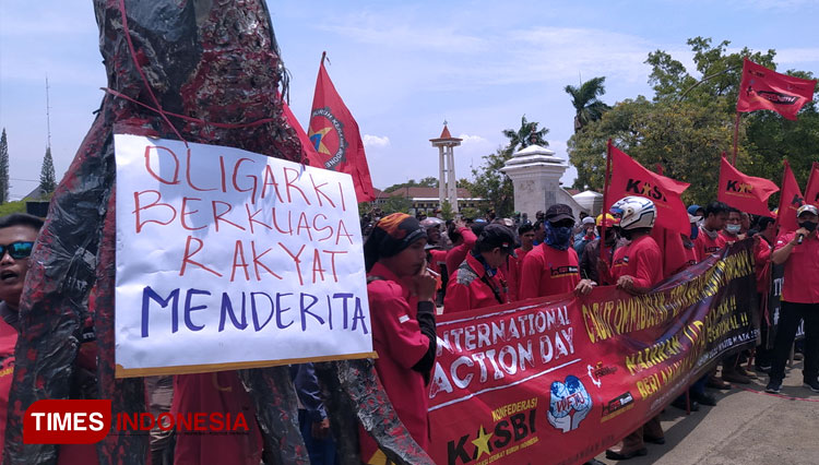 Aksi unjuk rasa di depan Pendopo Bupati Indramayu. (FOTO: Muhamad Jupri/TIMES Indonesia)