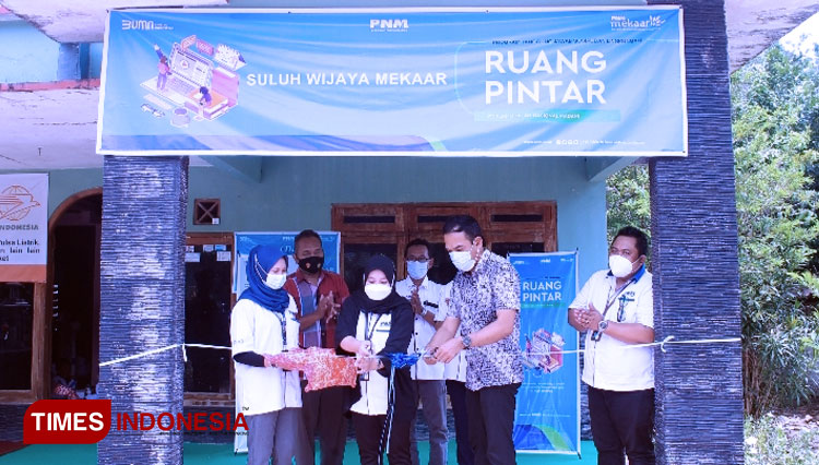 Kepala Region Mekaar Madiun Anggun Pramana Putri  dan Y. Ristu Nugroho meresmikan Ruang Pintar Suluh Wijaya Mekaar (FOTO: Romy Tri Setyo Wibowo/TIMES Indonesia)