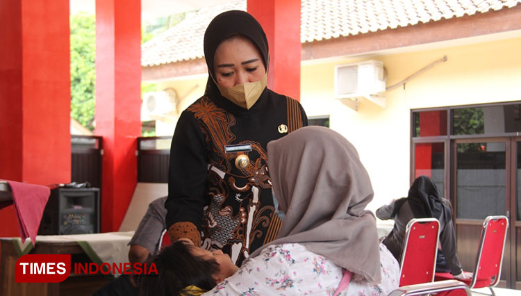 Bupati Purbalingga Dyah Hayuning Pratiwi SE BEcon MM  saat menyerahkan bantuan buat pengobatan Afifah Aprilia (5). (FOTO : Humas Pemkab Purbalingga For TIMES Indonesia)