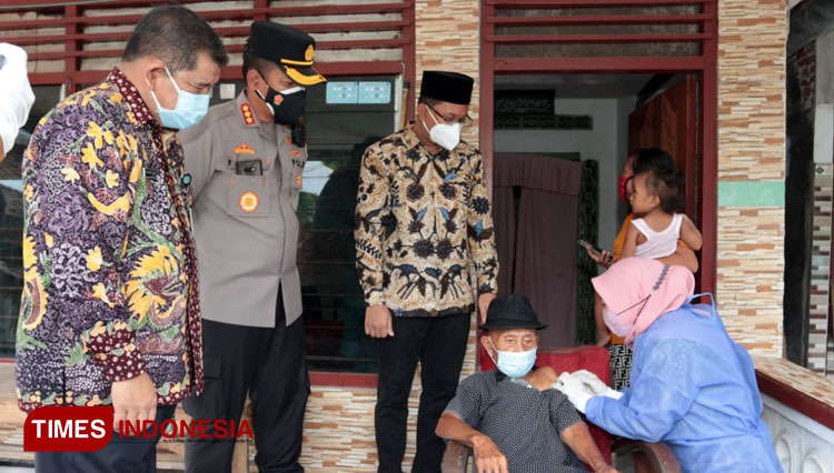 Bupati Sidoarjo, Ahmad Muhdlor Ali ikut langsung memantau vaksinasi dari rumah kerumah tersebut yang digelar di Desa Jedongcangkrin Kecamatan Prambon, Kamis, (14/10/2021).Foto kominfo sidoarjo for times indonesia