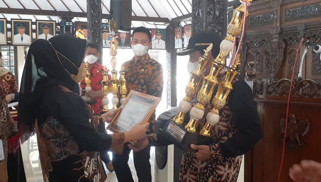 Bupati Tiwi serahkan piala penghargaan kepada para pemenang lomba Posko Covid-19 dan Jogo Tonggo. (FOTO : Humas Pemkab Purbalingga For TIMES Indonesia)