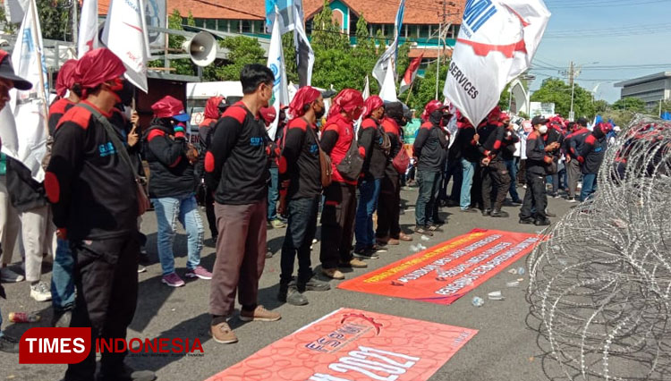 Buruh saat menggelar aksi di depan gedung DPRD Jatim, Kamis (14/10/2021). (Foto: Khusnul Hasana/TIMES Indonesia). 