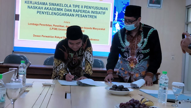 Penandatanganan kerjasama DPRD Bondowoso bersama Unuja Probolinggo dalam penyusunan naskah akademik dan draft Raperda Penyelenggaraan Pesantren (foto: Zubaidi for TIMES Indonesia)