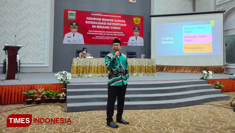 Suasana arahan oleh Anggota DPRD Kabupaten Malang, Mahrus Ali kepada masyarakat dalam mensosialisasikan pemberantasan Rokok Ilegal, Kamis (14/10/2021). (Foto: Rizky Kurniawan Pratama/TIMES Indonesia)