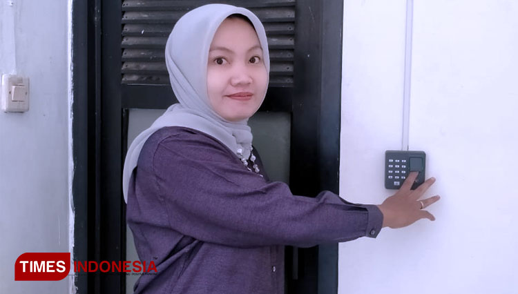Dewi, pegawai Kejari kota Banjar non PNS saat menggunakan fasilitas toilet khusus perempuan dengan sistem finger print (FOTO: Susi/ TIMES Indonesia)