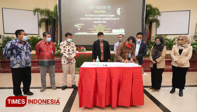 Direktur Polije, Saiful Anwar saat menandatangani hasil kongres IKAPJ 2021. (Foto: Humas Polije for TIMES Indonesia)