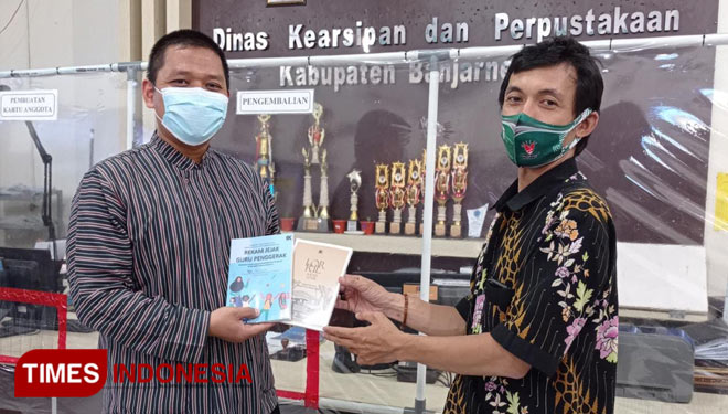 Ketua Umum YSMI Heni Purwono ditemui saat menyerahkan dua bukunya ke Perpustakaan Daerah Banjarnegara. (FOTO : YSMI for TIMES Indonesia)