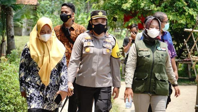 Kapolres didampingi Dinas Kesehatan Kota Banjar menjebol warga untuk mendapatkan vaksin (foto: Humas Polres Banjar)