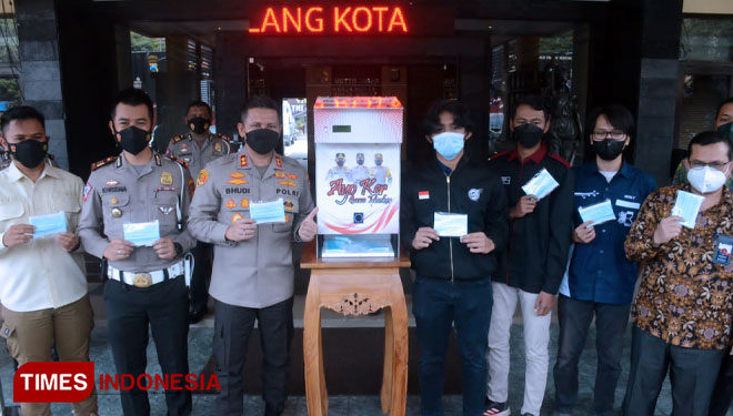 Kapolresta Malang Kota bersama Fakultas Teknik UB saat menunjukan Dispenser Masker pertamanya, Kamis (14/10/2021). (Foto: Adhitya Hendra/TIMES Indonesia)