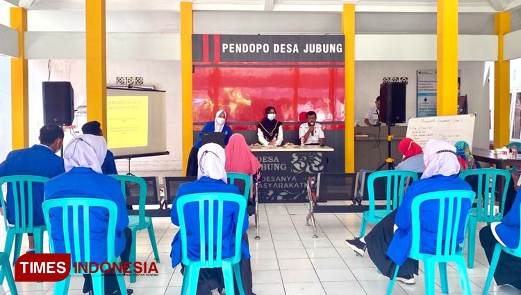 Mahasiswa profesi ners Universitas Muhammadiyah Jember (UM Jember) bersama dengan bidan desa dan kader mengadakan Musyawarah Masyarakat Desa (MMD) di Balai Desa Jubung. (Foto: Humas UM Jember for TIMES Indonesia) 