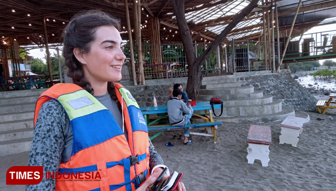 Maia Lan, ketika singgah di pantai Bohay, Kabupaten Probolinggo.(Foto: Dicko W/TIMES Indonesia)