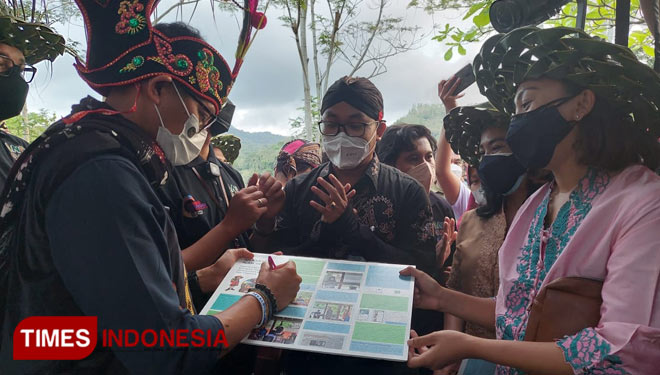 Menparekraf RI, Sandiaga Uno mengunjungi Desa Wisata Tinalah di Kecamatan Samigaluh Kabupaten Kulon Progo dalam sekaligus mengapresiasi aplikasi Mbak Dewi.