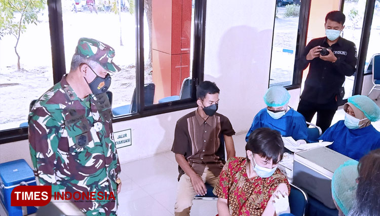 Panglima komando operasi TNI AU (Pangkoopsau) II, Marsda TNI Minggit Tribowo saat meninjau langsung vaksinasi. (FOTO: Aditya Candra/TIMES Indonesia)