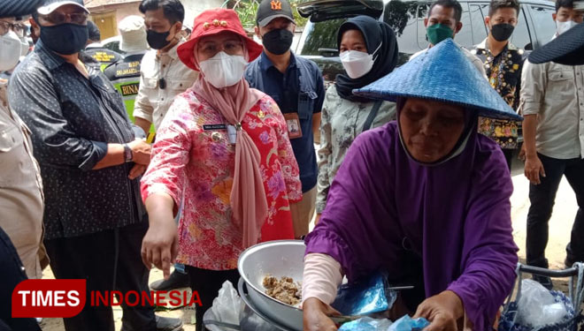 Bupati Indramayu Nina Agustina Dai Bachtiar saat memborong barang dagangan milik Ibu Mena. (Foto: Diskominfo Kabupaten Indramayu)