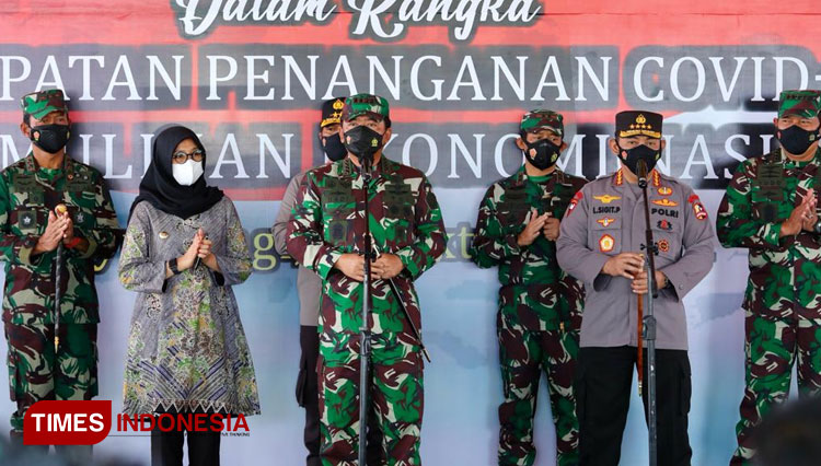 Panglima TNI dan Kapolri saat tinjau vaksinasi Maritim di RSNU Banyuwangi (Foto: Rizki Alfian/TIMES Indonesia)