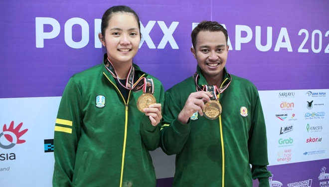 Pasangan Naufal Kusharjanto dan Marheilla Gischa Islami berhasil membawa pulang emas cabor bulu tangkis nomor ganda campuran PON XX 2021 Papua. (FOTO: KONI Jatim) 