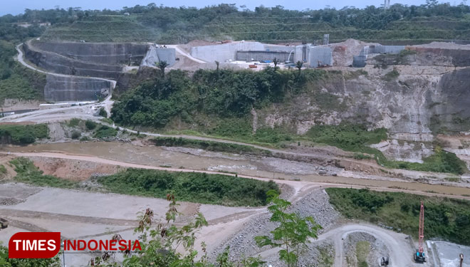 Pembangunan bendungan Luwikeris yang terletak di kabupaten Ciamis dan Tasikmalaya dengan menyerap anggaran Rp2,8 triliun. (FOTO: Moh Ramli/TIMES Indonesia)