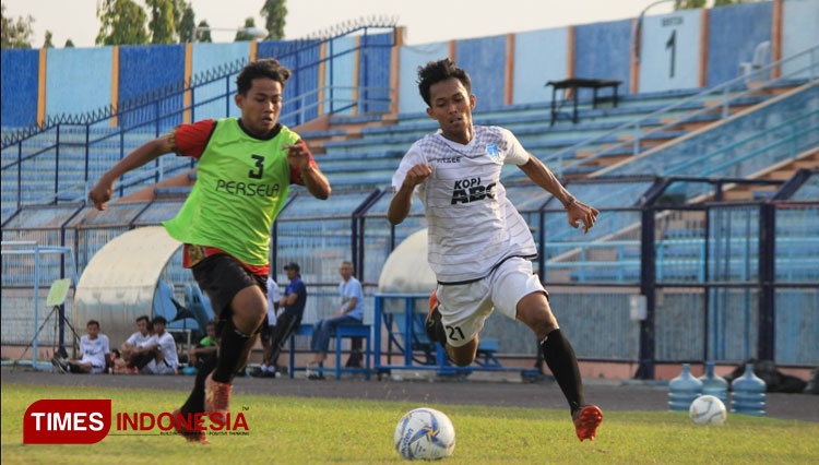 Pemain EPA Persela U-18 (rompi hijau) berusaha menutup pergerakan pemain Lamongan FC, dalam laga uji coba di Stadion Surajaya Lamongan, Kamis (14/10/2021). (FOTO: MFA Rohmatillah/TIMES Indonesia)