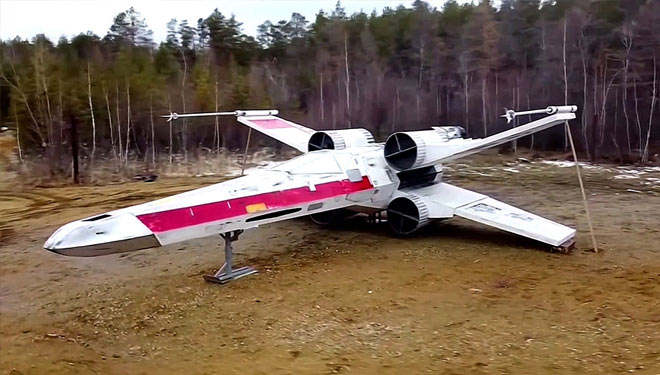 Replika pesawat tempur X-Wing Aliansi Pemberontak yang dibuat dari kayu seukurannya. (FOTO :The Moscow Times)