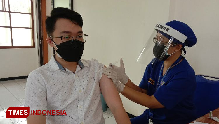 Peserta vaksinasi Covid-19 di Majelis Agung GKJW Malang disuntik vaksin oleh vaksinator dari RSIA Mawar. (Foto: Naufal Ardiansyah/TIMES Indonesia)