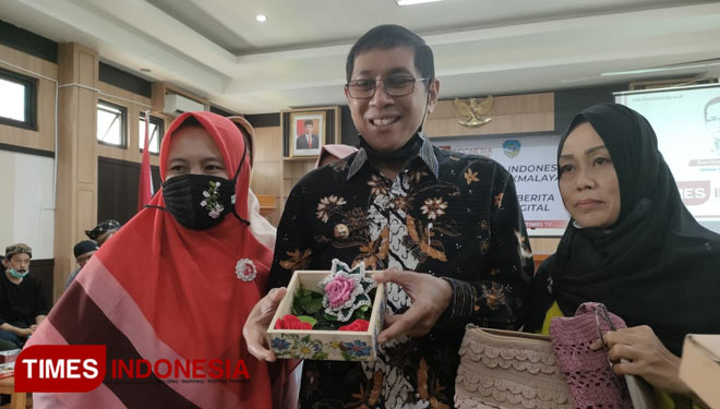 Owner Purfy Handmade Tasikmalaya Puspi Mulyawati, memperlihatkan produknya saat berfoto bersama dengan Wali Kota Tasikmalaya beberapa hari yang lalu (FOTO: Harniwan Obech/ TIMES Indonesia)