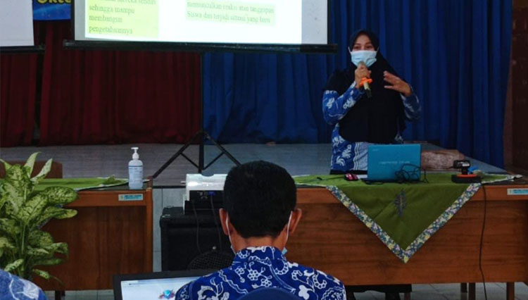 Rochayati saat memberikan program APSS (Aksi Pengimbasan STEM SMP PGRI 1 Cilacap). (FOTO: Heni Purwono for TIMES Indonesia)