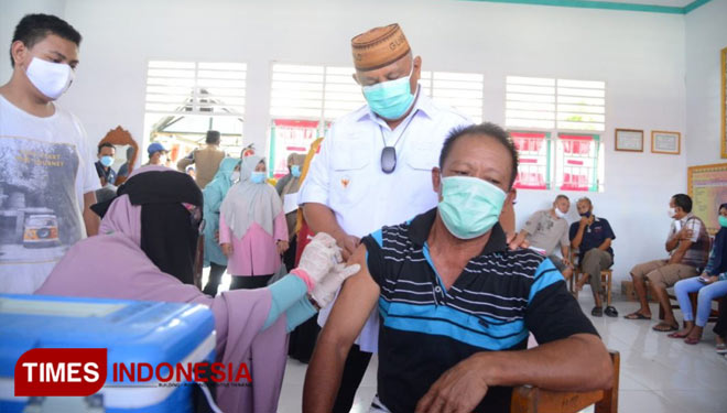 Gubernur Gorontalo Rusli Habibie saat meninjau pelaksanaan vaksinasi covid-19 di Kelurahan Tamalate, Kota Timur, Kota Gorontalo, Kamis (14/10/2021). (Foto: Kominfo Provinsi Gorontalo).