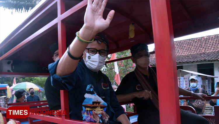 Menparekraf Sandiaga Uno berkunjung ke Desa Wisata Cikakak naik odong-odong. (FOTO: Parsito for TIMES Indonesia) 