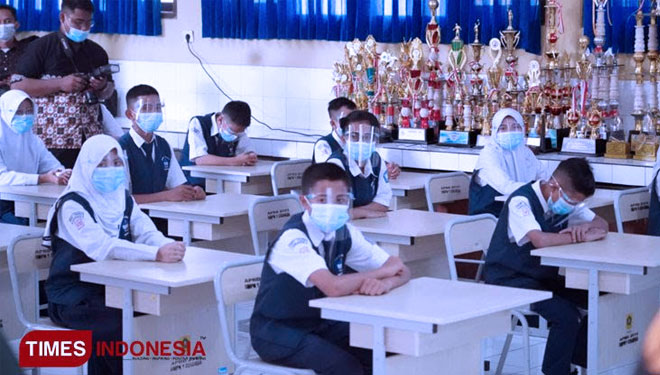 Siswa SD di Surabaya menjalani pembalajaran tatap muka di sekolah semasa pandemi Covid-19. (FOTO: dok. TIMES Indonesia) 
