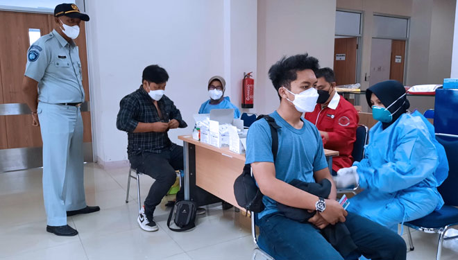 Awak angkutan umum dan masyarakat umum ketika mengikuti vaksin dosis ke-2 di RSPAU Hardjolukito Yogyakarta, Kamis (14/10/2021). (FOTO: Agus for TIMES Indonesia)