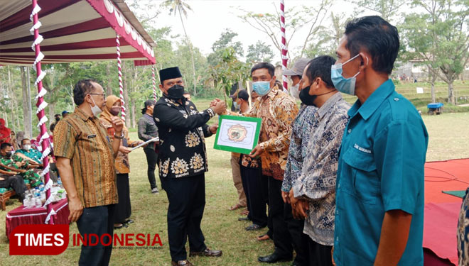 Pemkab Kendal Berikan Bantuan Alat Pertanian di Hari Pangan se-Dunia
