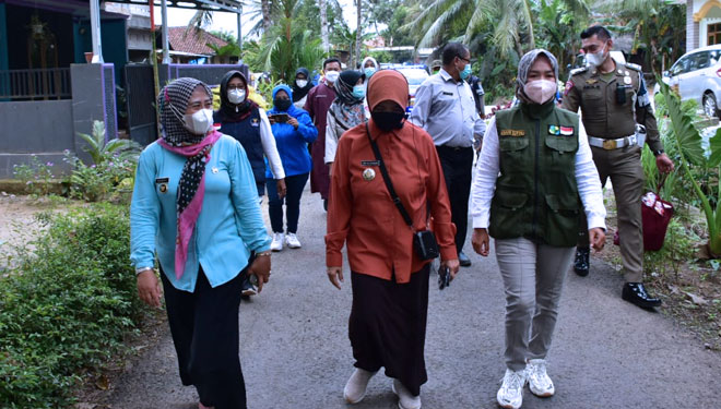 Wali Kota Banjar rela blusukan jalan kaki demi mensosialisasikan pentingnya prokes dan vaksinasi sebagai salah satu upaya pencegahan terhadap penyebaran virus (foto: Susi/TIMES Indonesia)
