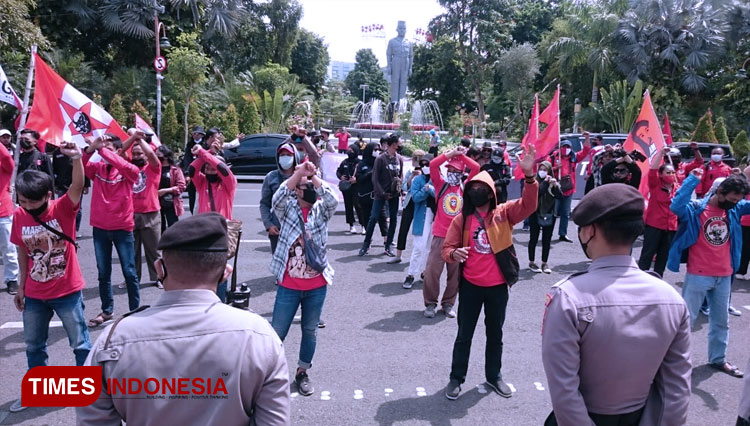 KSBI saat menggelar aksi di depan Gedung Negara Grahadi menolak UU Omnibus Law, Kamis (14/10/2021). (FOTO: Khusnul Hasana/TIMES Indonesia). 