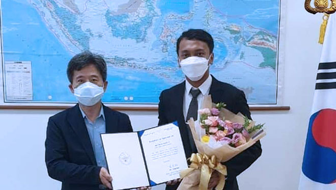 Bripka Febri Rijal Syaifuddin saat menerima penghargaan dari pemerintah Korea Selatan. (FOTO: Dok Polri)