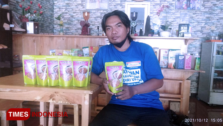 Caskim dan produk cemilan kacang umpetnya. (FOTO: Caskim for TIMES Indonesia)