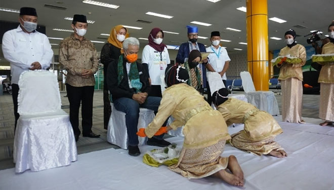 Penjemputan Gubernur Jawa Tengah, Ganjar Pranowo di Bandara Babullah Ternate. (Foto: Biro Adpim Malut)