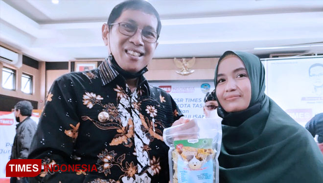 Iim Siti Rohmah pelaku UMKM produsen KUBAWstik berfoto bersama dengan Wali Kota Tasikmalaya HM Yusuf. (FOTO: Harniwan Obech/TIMES Indonesia)