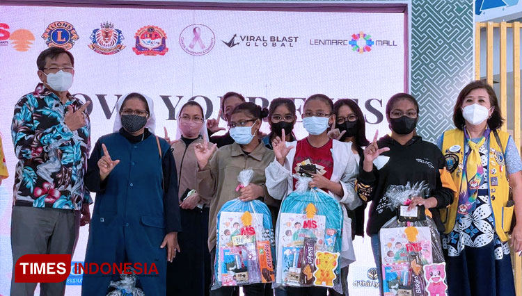 Minggus Umboh, Konsultan Keuangan Profesional dari Viral Blast Global memberikan kacamata untuk adik-adik yatim piatu sebagai sarana membantu belajar daring, Jumat (15/10/2021). (FOTO: Lely Yuana/TIMES Indonesia)