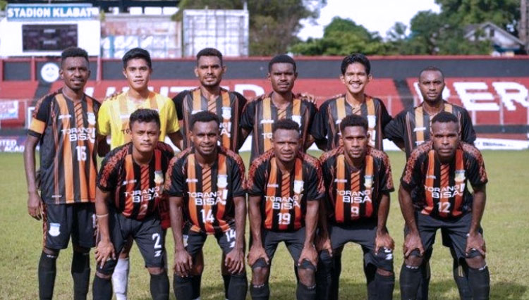 Para pemain sepak bola Papua saat bertanding di PON XX Papua. (FOTO: Dokumen)