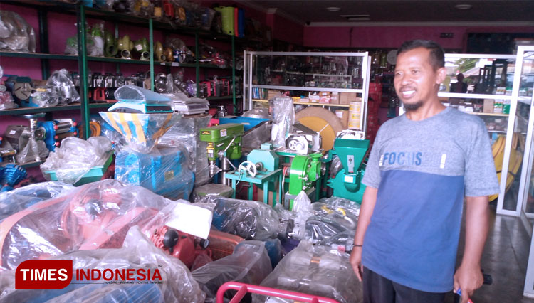 H Sahidin saat berada di Toko Udin Meriah Teknik Mandiraja, Banjarnegara. (FOTO : Muchlas Hamidi/ TIMES Indonesia)