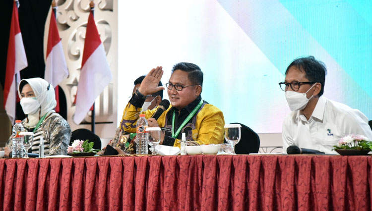 Wali Kota Gorontalo, Marten Taha saat memimpin Rakernis (Rapat Kerja Teknis) yang berlangsung Kamis (14/10/2021) di Yogyakarta. (Foto: Humas Pemkot Gorontalo)