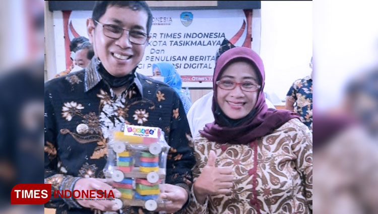 Owner Rakana Handycrft bersama wali kota Tasikmalaya HM. Yusuf. (Foto: Obech/TIMES Indonesia)