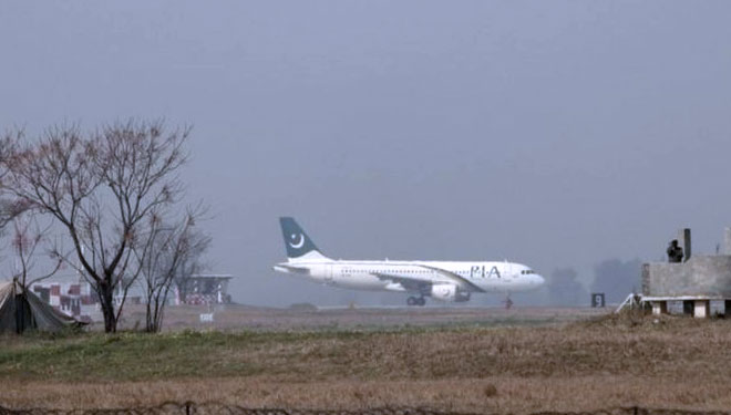 PIA adalah satu-satunya maskapai asing yang melakukan penerbangan reguler ke Kabul. (FOTO: BBC/Reuters)