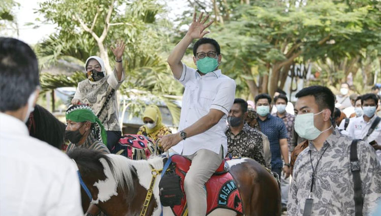 Tunggangi Kuda, Gus Menteri Nikmati Keindahan Desa Wisata Alam Gosari di Gresik